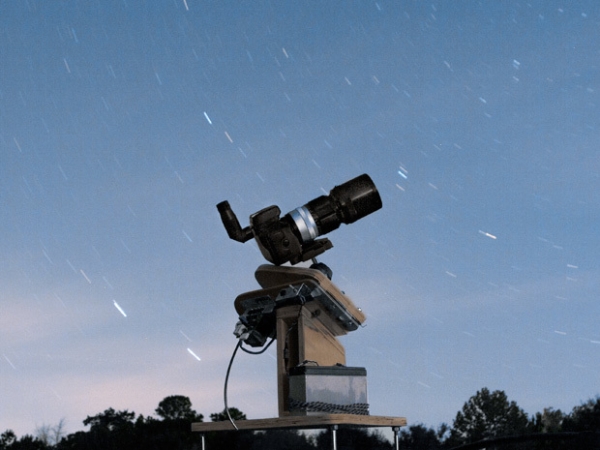 Любительская астрономия всегда была дорогим хобби, с самой высокой стоимостью зеркального телескопа и цифровой камерой с чувствительным датчиком